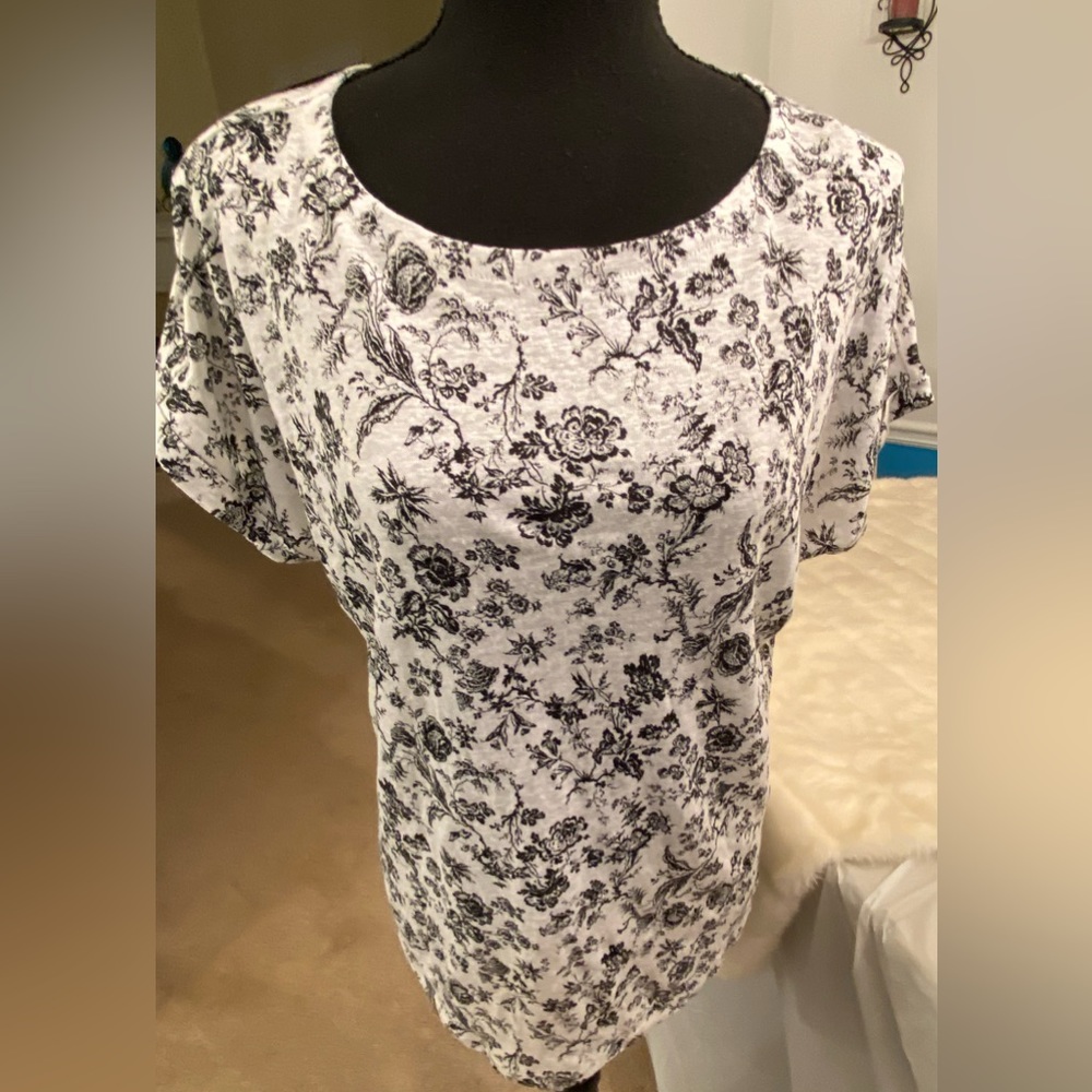 Lightweight Black & White Flower Print Top